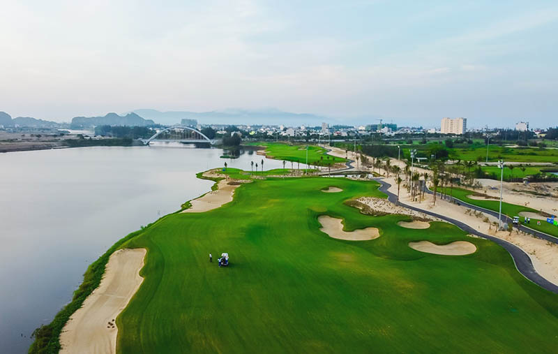 Danang Golf Club được thiết kế chạy dọc đường bờ biển