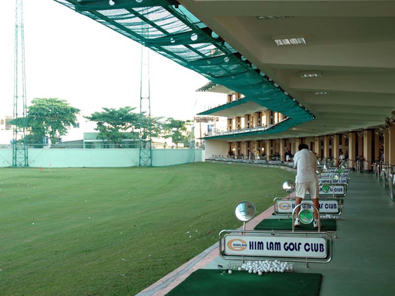 Sân tập golf Him Lam được xây dựng trên tổng diện tích 5ha với 100 thảm tập