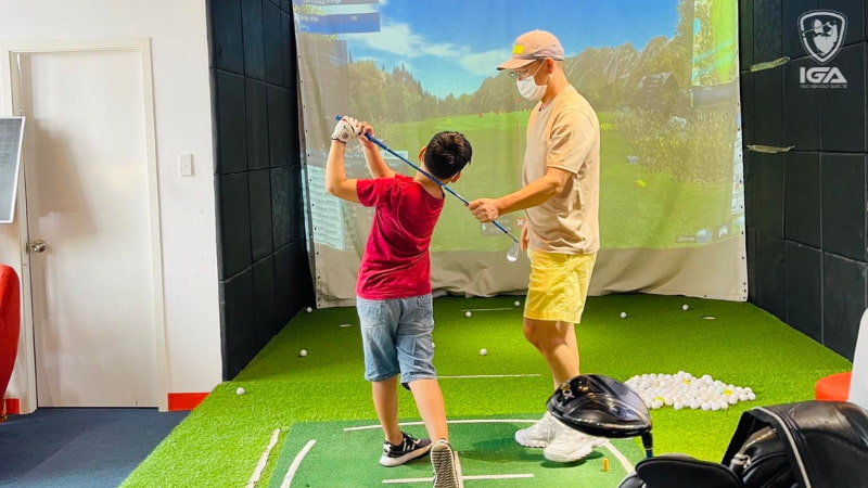 Trẻ em đánh golf tại IGA được trang bị công nghệ hiện đại