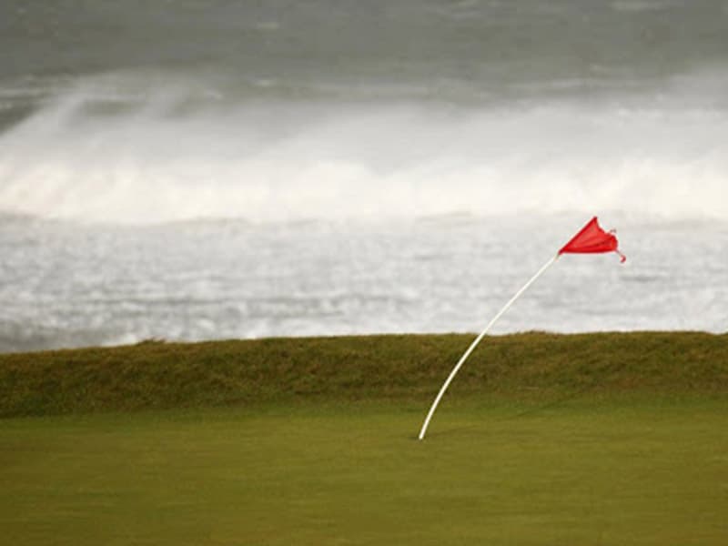 Kiểm soát bóng golf khi gió mạnh là vấn đề khó với nhiều người chơi