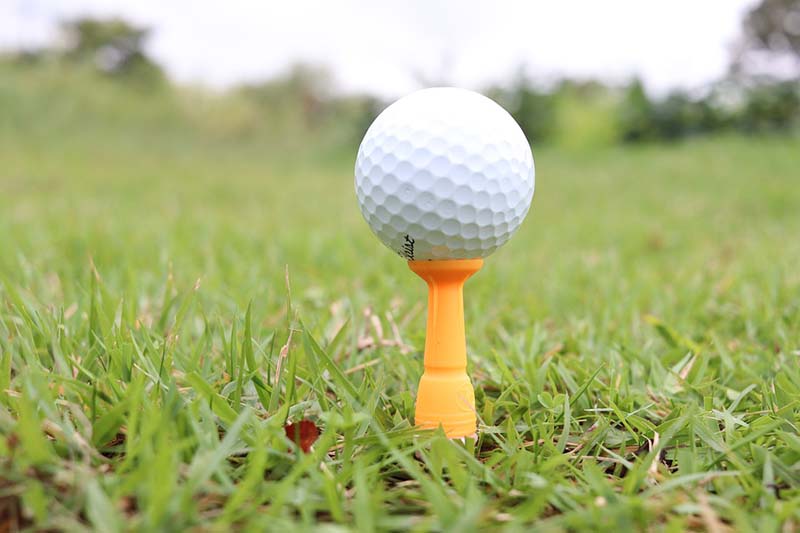 Tee golf là một trong những phụ kiện hỗ trợ đánh bóng