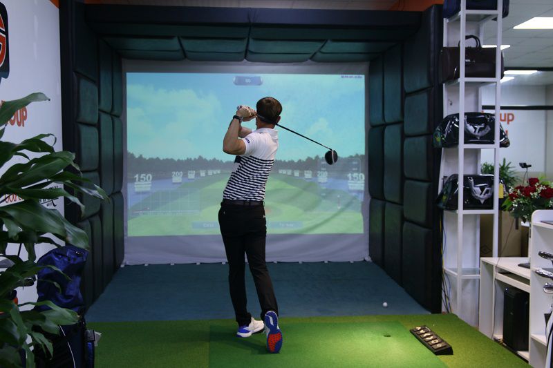 Bên trong phòng golf 3D được trang bị tại học viện