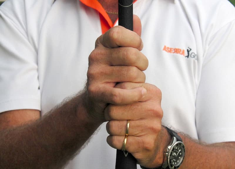 Cách cầm gậy golf kiểu Vardon Overlap Grip