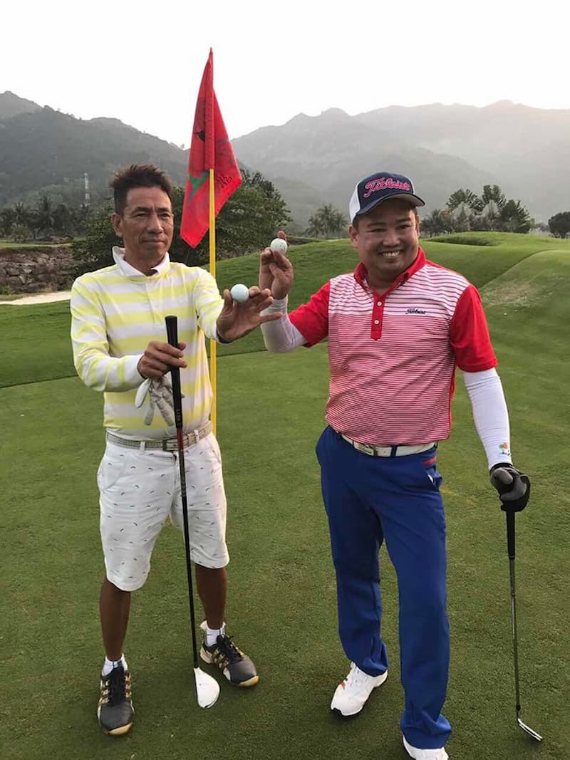 Golfer Bùi Bắc An (bên phải) và golfer Nguyễn Thanh Bình (bên trái) 