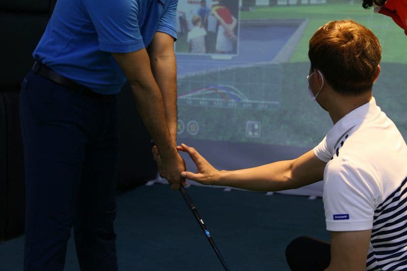 HLV IGA trong khoá học golf Hà Nội đang trực tiếp chỉ dẫn cách cầm gậy cho học viên