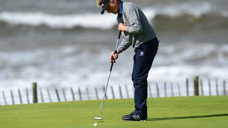 Khoảng cách từ bóng đến lỗ golf có thể được đo lường bằng mắt