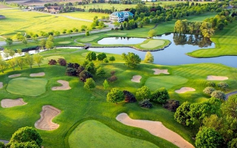 Golf Course là thuật ngữ tiếng anh được dùng để chỉ khu đất được bố trí tạo thành một sân golf có 9, 18 hoặc 36 lỗ