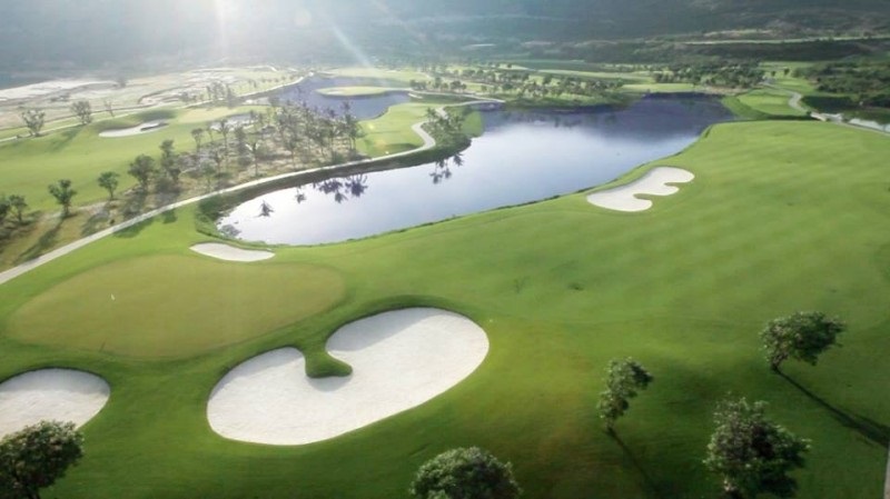 Sân golf được thiết kế thành 2 sân riêng biệt là sân đầm lầy và sân hồ