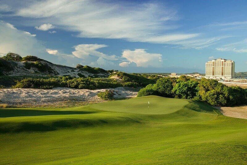 Sân golf The Bluffs có diện tích lên đến 2300 m2