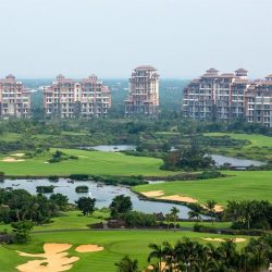 Sân golf lớn nhất thế giới có thiết kế ấn tượng nằm trên hòn đảo du lịch Hải Nam
