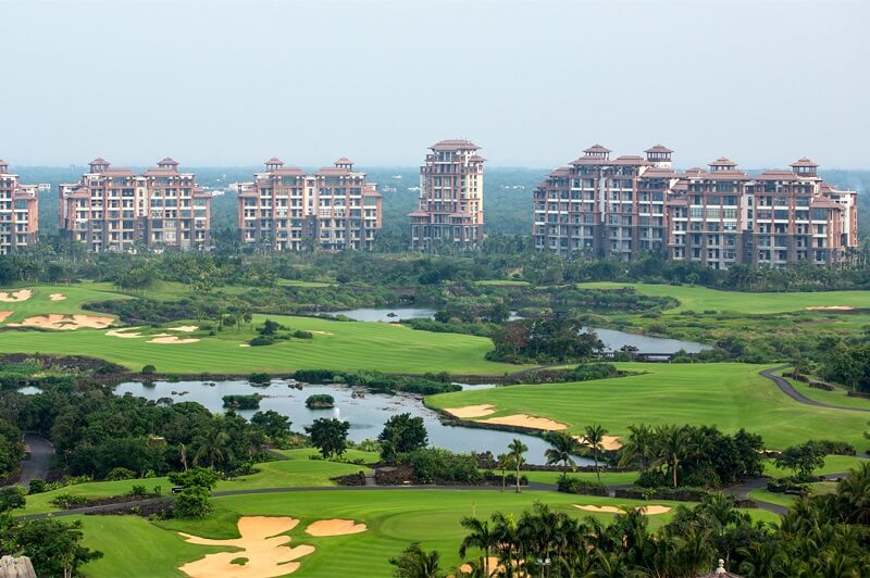 Sân golf lớn nhất thế giới có thiết kế ấn tượng nằm trên hòn đảo du lịch Hải Nam