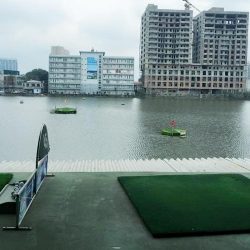 Sân tập golf Lê Văn Lương nằm ở vị trí mặt đường lớn nên tạo sự thuận tiện trong việc di chuyển
