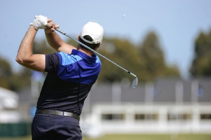 Golf là môn thể thao dễ khiến người chơi bị đau lưng do phải cứ động mạnh