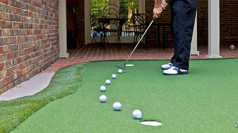 Thảm tập golf trong nhà là một trong những dụng cụ cần thiết để luyện tập tại gia