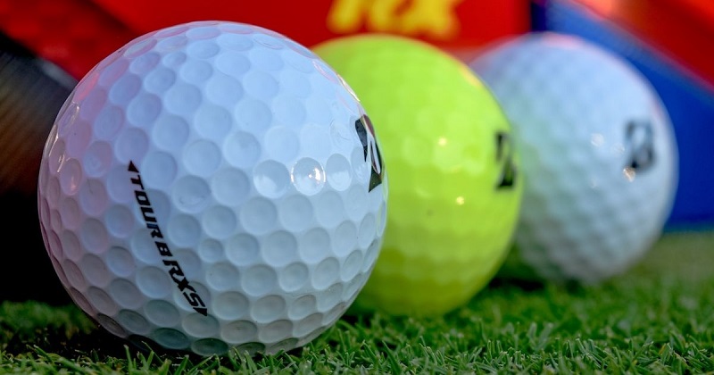 Thiết kế vết lõm trên bóng golf giúp bóng bay xa hơn