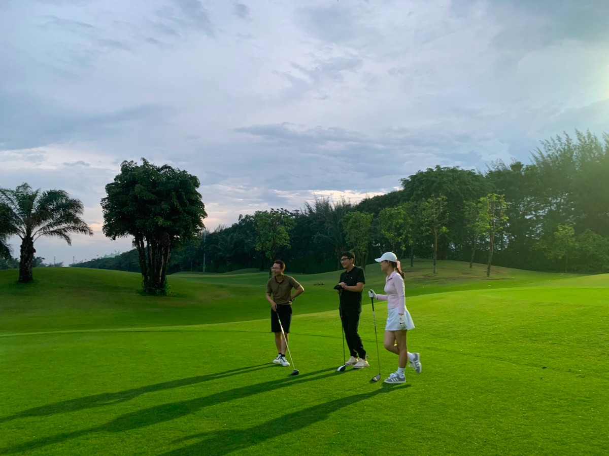 Nhóm học viên của IGA lên sân thực hành chơi golf theo team