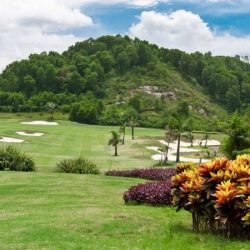 Sân golf Hoàng Gia được thiết kế hiện đại nhưng vẫn giữ được nét “quyến rũ trầm mặc” của mảnh đất địa linh nhân kiệt