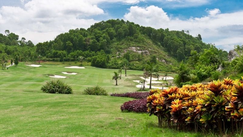 Sân golf Hoàng Gia được thiết kế hiện đại nhưng vẫn giữ được nét “quyến rũ trầm mặc” của mảnh đất địa linh nhân kiệt