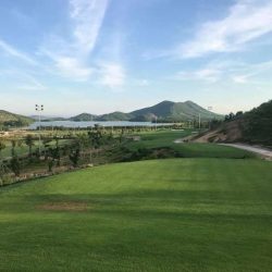 Sân golf Mường Thanh Diễn Lâm có cảnh quan hùng vĩ và vị trí địa lý vô cùng thuận lợi