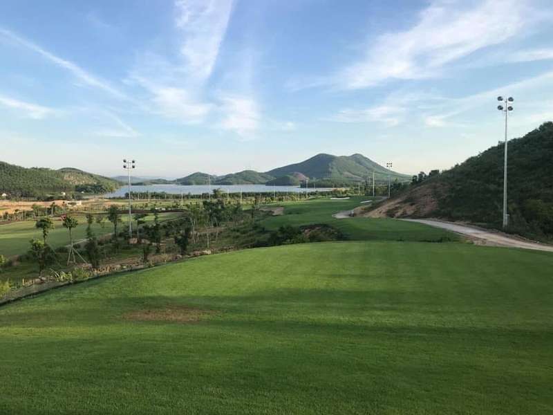 Sân golf Mường Thanh Diễn Lâm có cảnh quan hùng vĩ và vị trí địa lý vô cùng thuận lợi 