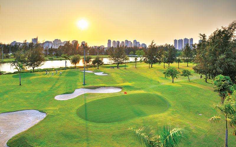 Sân golf Phú Mỹ Hưng có vị trí vô cùng thuận lợi nằm hai bên sông Thầy Tiêu thuộc Nam Sài Gòn