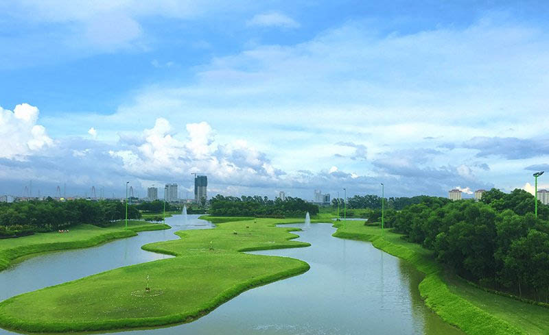 Sân tập golf Ciputra có cảnh quan đẹp mắt và cơ sở vật chất hiện đại 