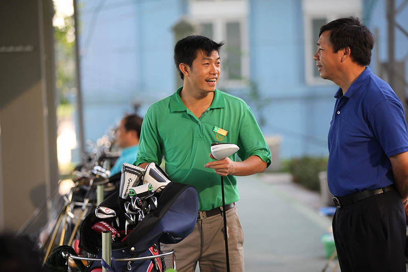 Học viên golf ở sân tập golf Phương Đông Từ Liêm Hà Nội