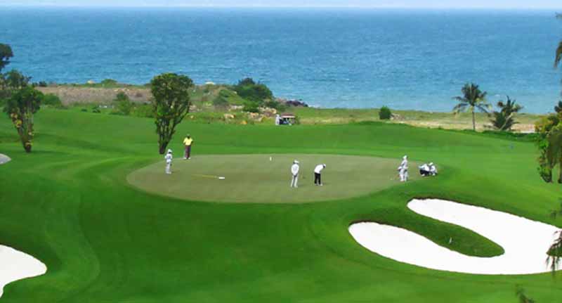 Sân Cam Ranh được thiết kế với các tiêu chuẩn quốc tế, giúp golfer có không gian chơi golf chuyên nghiệp 