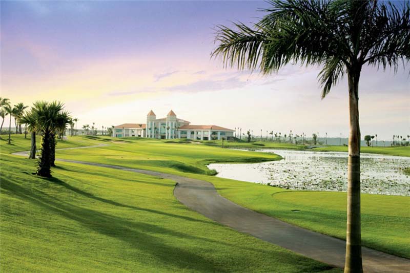 Sân golf Nhơn Trạch có vị trí tại đảo Ông Cồn, Làng Đại Phước, Nhơn Trạch, Đồng Nai. 