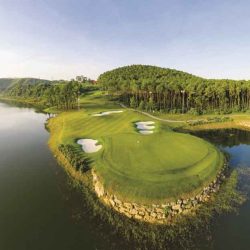 Sân golf Ninh Bình Tràng An là một trong những địa chỉ nổi tiếng với nhiều người yêu thích golf