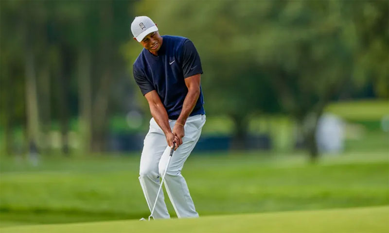 Tiger Woods đánh gậy sắt