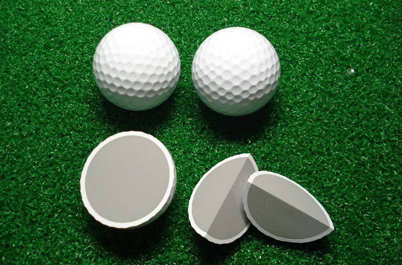 Bóng golf thường có lõi làm từ cao su cứng và vỏ Surlyn