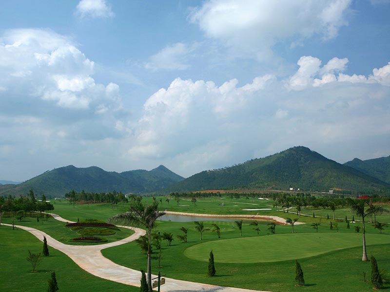 Sân golf Minh Trí tọa lạc tại vùng ngoại ô thành phố Hà Nội 