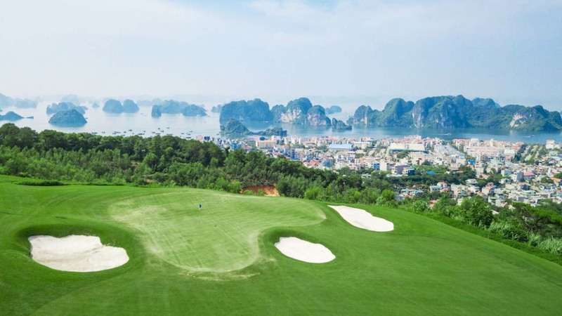 Giá sân golf Quảng Ninh có sự chênh lệch giữa các ngày trong tuần và ngày lễ tết, cuối tuần 