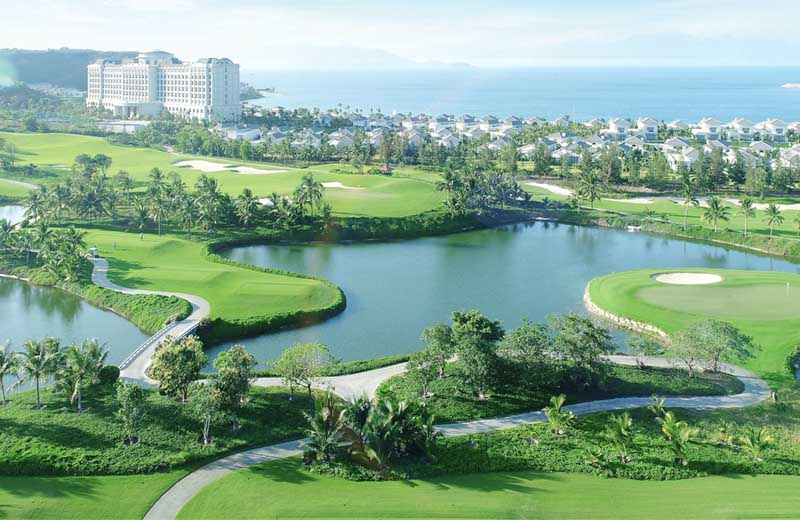 Sân tập golf Nha Trang Vinpearl gây ấn tượng bởi thiết kế hiện đại, tiện nghi