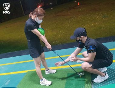 Chị em golfer có thể lựa chọn luyện tập tại sân tập hoặc phòng golfer 3D