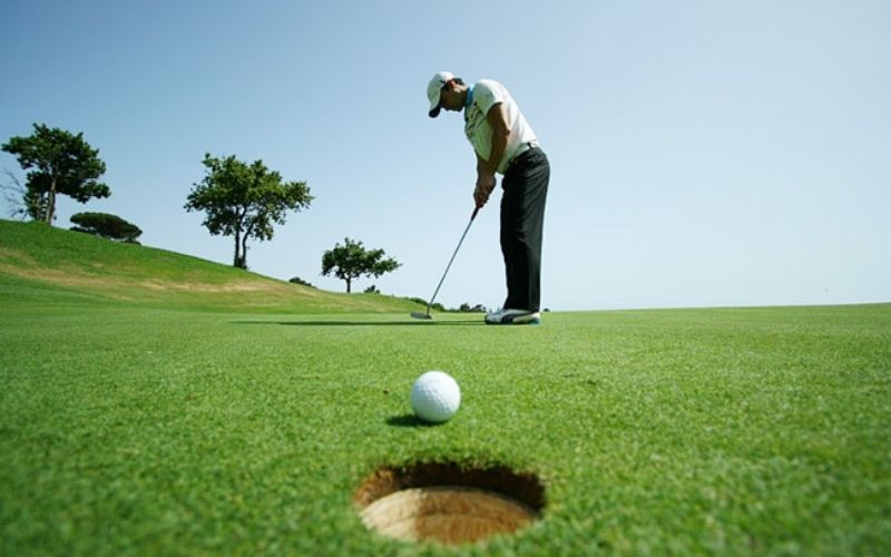 Sân golf 18 lỗ chuẩn quốc tế cần tuân theo nhiều quy tắc khắt khe hơn 
