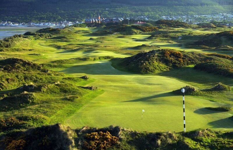 Sân golf Championship - Royal County Down Golf Club có cảnh quan vô cùng ấn tượng 