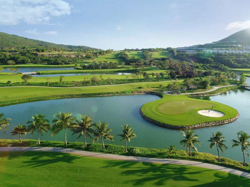 Sân golf Vũ Yên nằm trong dự án tổ hợp du lịch và nghỉ dưỡng đẳng cấp trên đảo Vũ Yên Hải Phòng