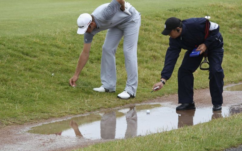 Xử lý khi bóng rơi vào bẫy nước trong golf