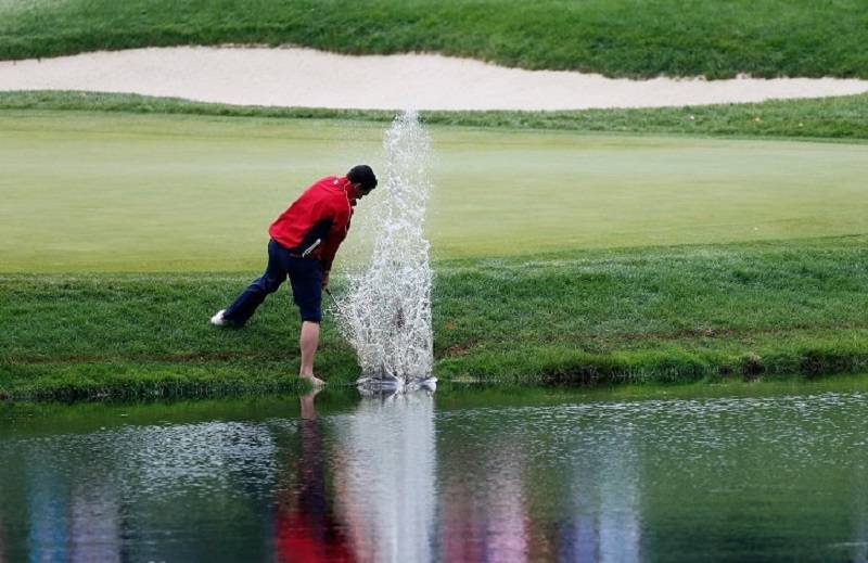Golfer cần lưu ý khi thực hiện cú cứu bóng trong bẫy nước