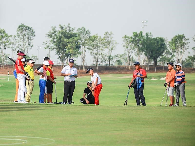 Học đánh golf tại sân golf thực tế là trải nghiệm tuyệt vời cho các golfer