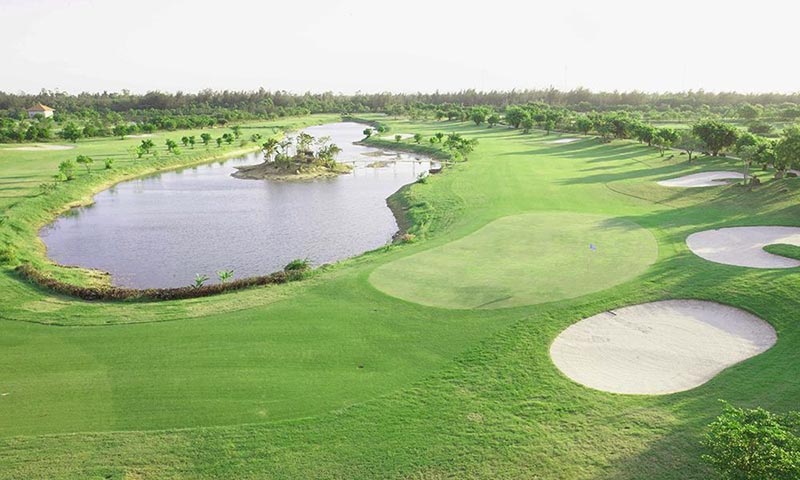 Sân golf Cửa Lò khá gần thành phố Vinh, mang lại sự thuận tiện khi golfer di chuyển