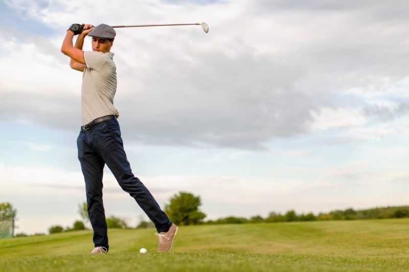 Rèn luyện kỹ năng kiểm soát bóng khi gặp gió mạnh trong học golf nâng cao