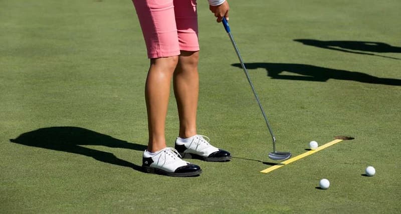 Putt trong golf bao gồm kỹ thuật putt ngắn và putt xa