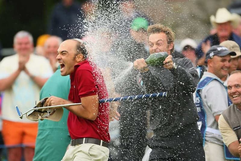 Hình ảnh 2 golfe Gregory Havret và Raphael Jacquelin đang ăn mừng