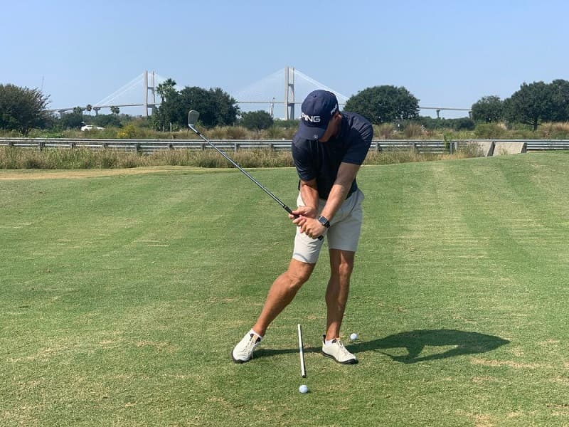 Khi thực hiện kỹ thuật downswing golf, golfer cần thả gậy xuống thấp