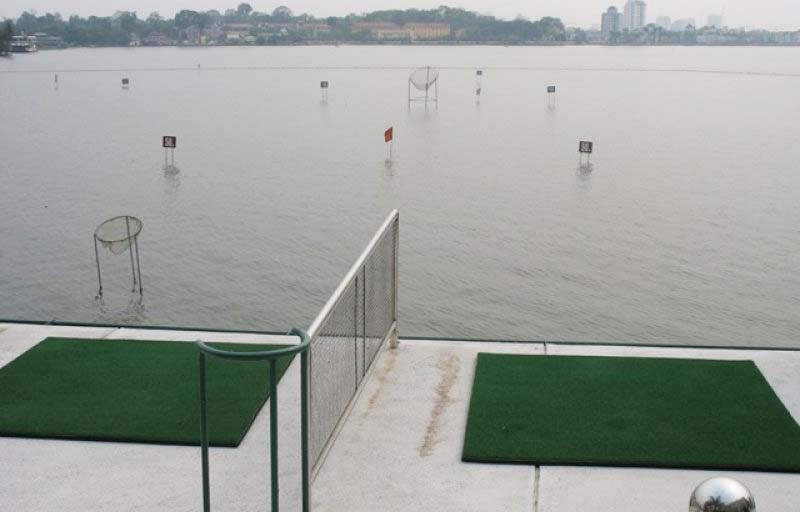 Một góc của sân tập golf hồ