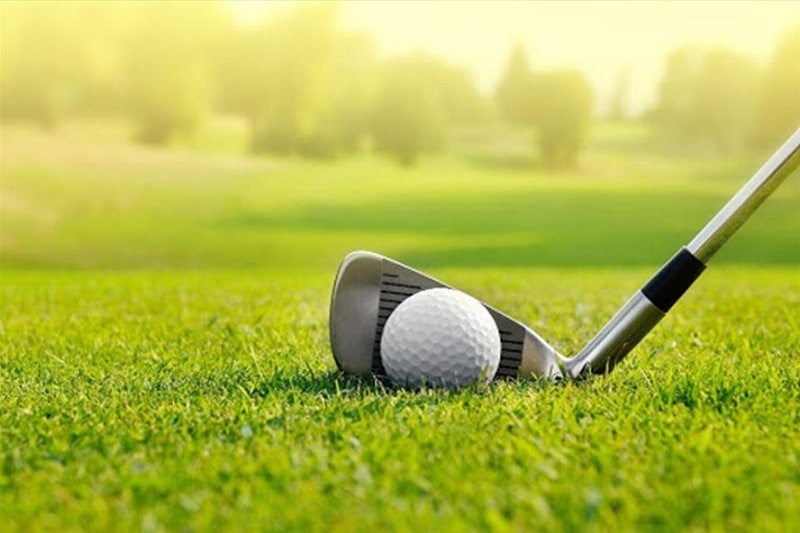Golfer cần điều chỉnh cán gậy, hướng đánh bóng sao cho phù hợp với khoảng cách hố