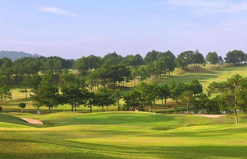 Sân golf Dalat Palace Golf Club tọa lạc giữa lòng vùng cao nguyên Việt Nam